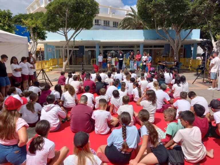 Servicio de guaguas para asistir al Día del Libro en la plaza Tran Tran