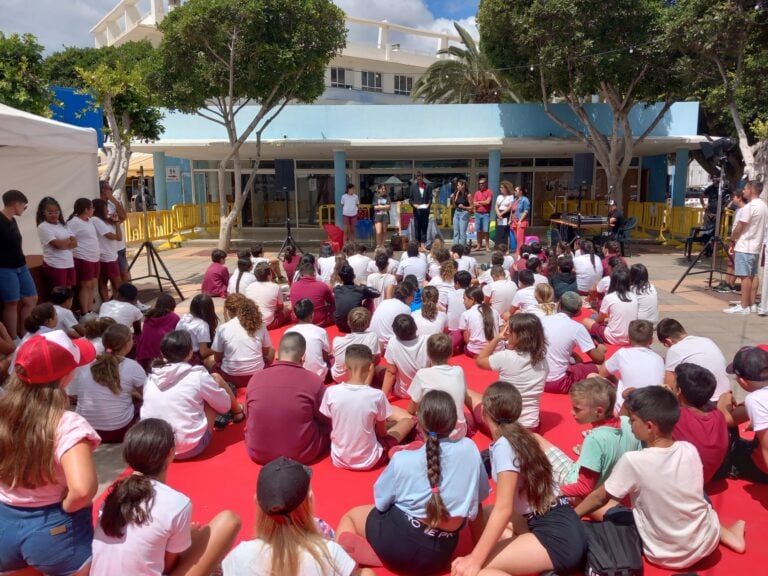 Servicio de guaguas para asistir al Día del Libro en la plaza Tran Tran