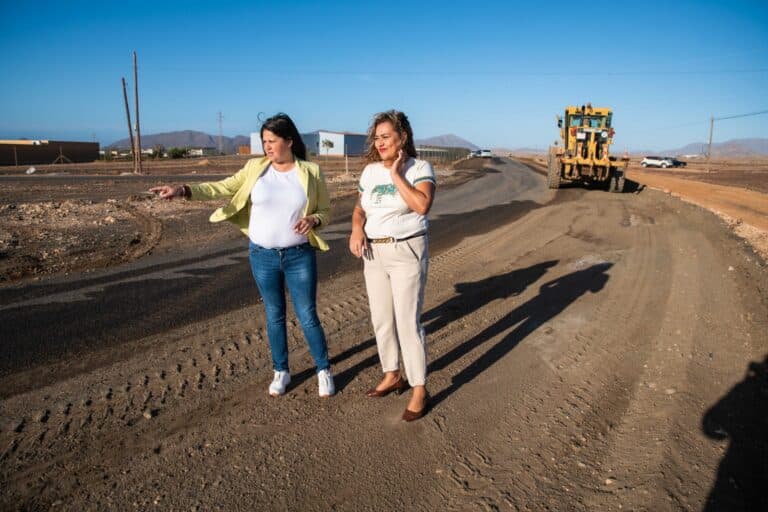 Tuineje lleva a cabo tareas de acondicionamiento para mejorar la seguridad vial en La Mata
