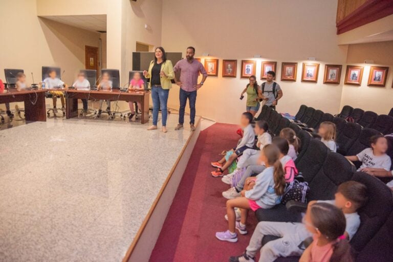 El alumnado de 2º de primaria del CEIP Gran Tarajal conocen el Ayuntamiento de Tuineje