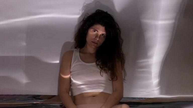 ¿Está la poesía libre de la (auto)censura? María Ovelar nos da la respuesta