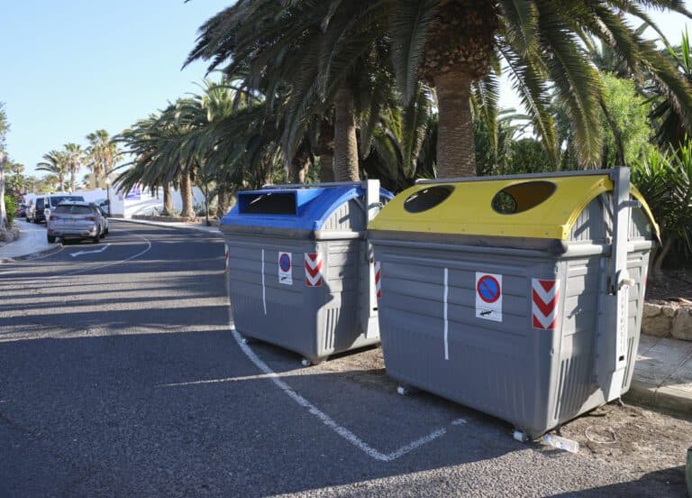 El Cabildo continúa con la renovación de contenedores de reciclaje en Costa Calma