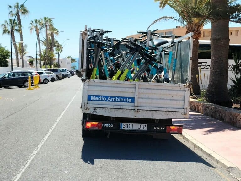 Pájara retira 200 patinetes eléctricos en Costa Calma