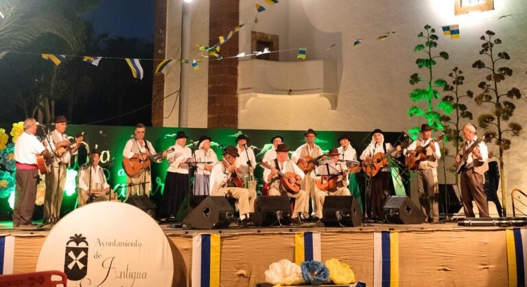 Endecuando no salimos y parrandas del municipio en el Gran Baile de Taifas de Antigua