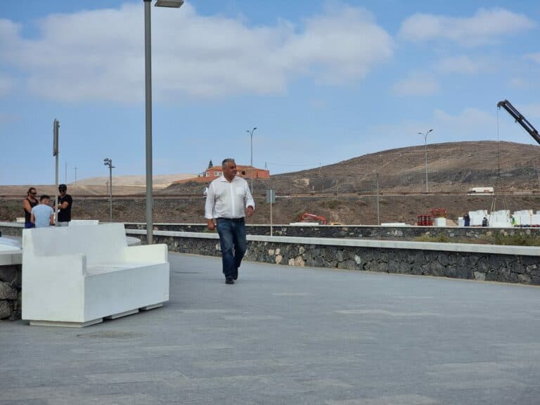 El Ayuntamiento culmina la obra emblemática de la avenida marítima datándola de mobiliario urbano