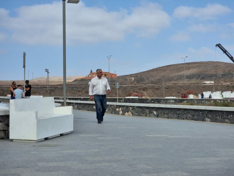 El Ayuntamiento culmina la obra emblemática de la avenida marítima datándola de mobiliario urbano