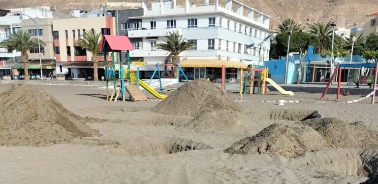 El parque infantil de la playa de Gran Tarajal, cerrado por obras