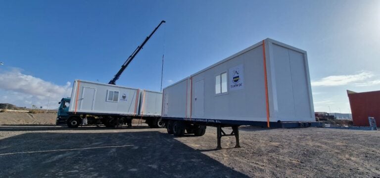 Los campos de fútbol de Las Playitas, Tiscamanita y Tuineje reciben vestuarios portátiles
