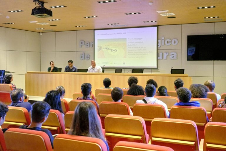 Estudiantes de la isla conocen el potencial del Canarias Stratoport
