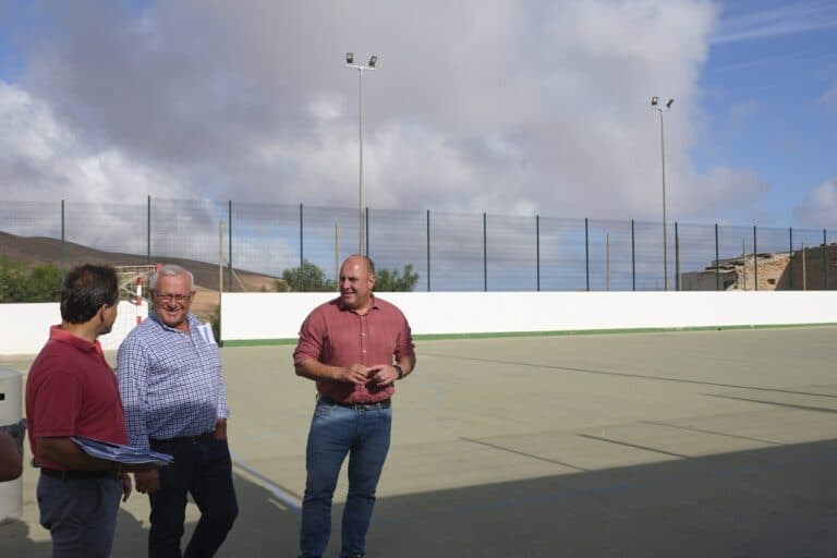 La cancha deportiva del Valle de Santa Inés ya tiene alumbrado público