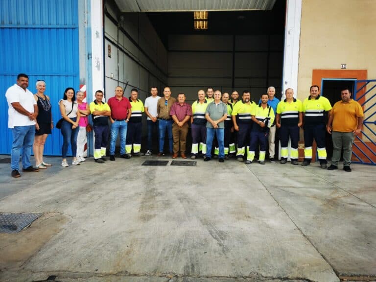 El equipo de recogida de basuras de Antigua recibe la felicitación del grupo de gobierno