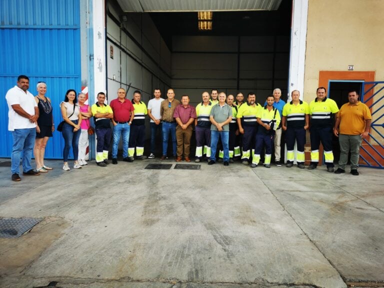 El equipo de recogida de basuras de Antigua recibe la felicitación del grupo de gobierno