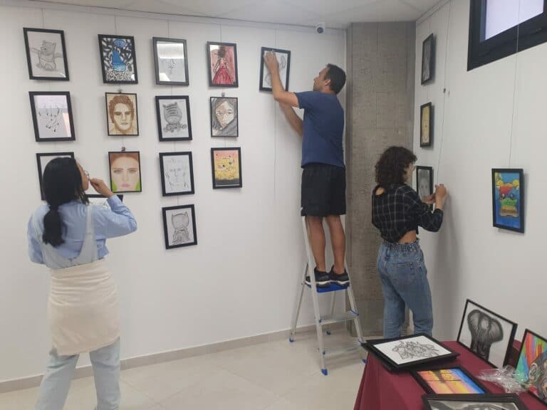 El Centro de Atención Multidisciplinar ‘El Búho Sabio’ inaugura la exposición “Pinceladas”