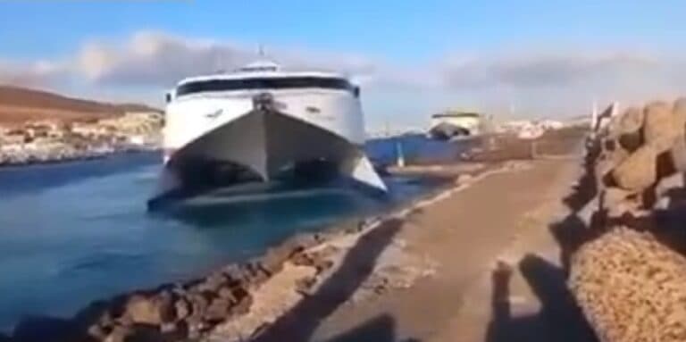 Naviera Armas sustituye uno de sus ferris tras chocar contra un espigón en Morro Jable