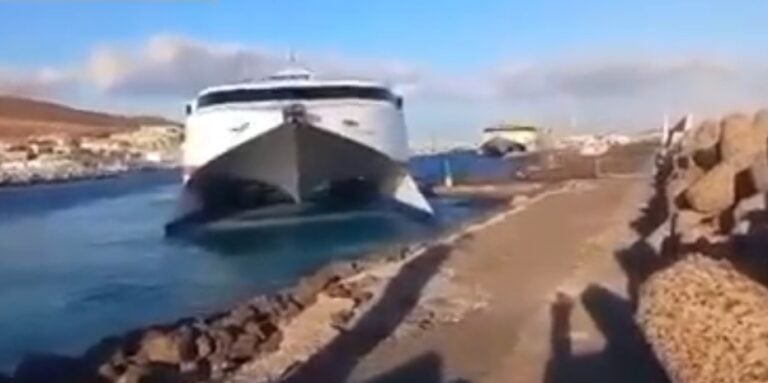 Naviera Armas sustituye uno de sus ferris tras chocar contra un espigón en Morro Jable