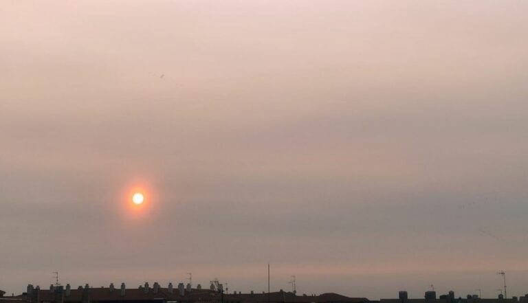 El humo de los incendios de Canadá llega a Canarias y se mezcla con la calima