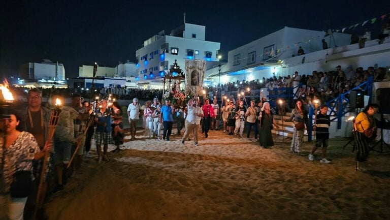Las calles de Corralejo se vuelven a llenar durante la Procesión Nocturna de la virgen del Carmen