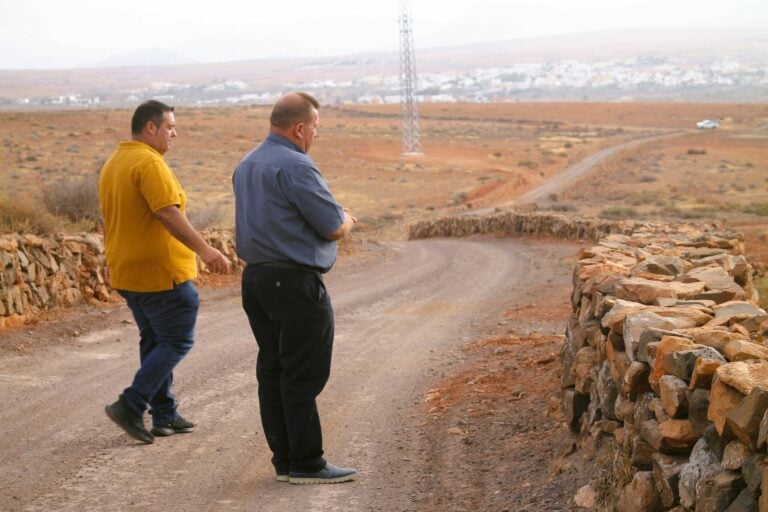Antigua recupera los muros de piedra de caminos rurales