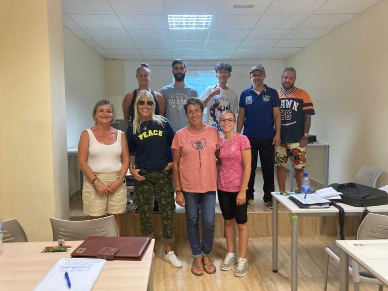 Pájara forma a 15 personas en el sector de la jardinería