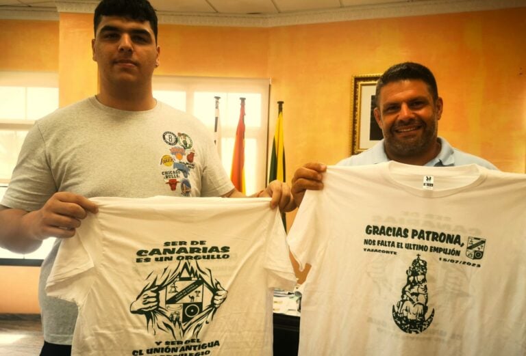 El ayuntamiento entrega 200 camisetas para la afición del CL Unión Antigua