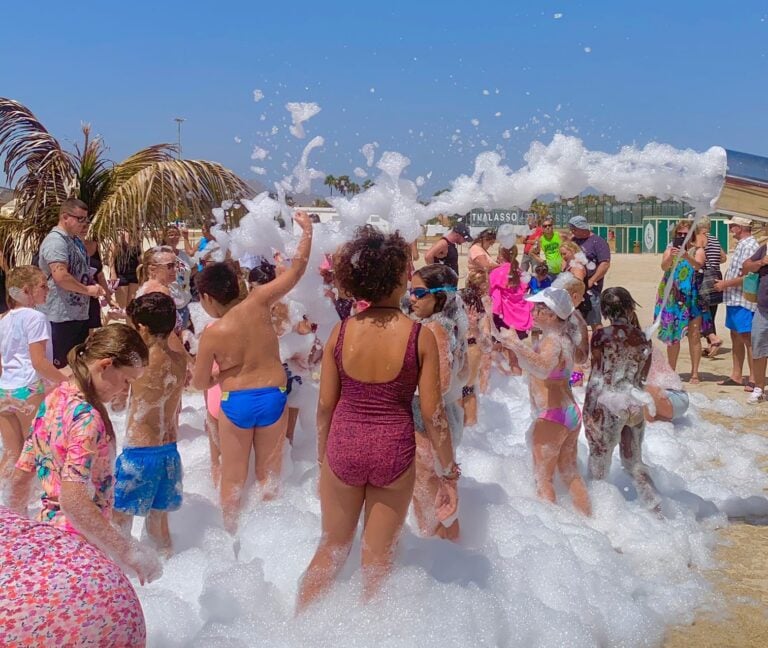 Actuaciones de jóvenes talentos en la Fiesta de verano en la Playa del Castillo