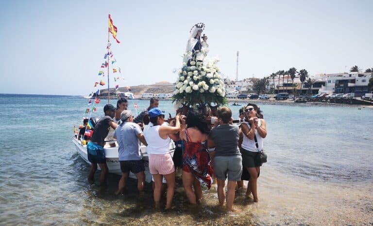 Sábado de mariachis, exhibición pirotécnica y verbena en las Fiestas de Las Salinas