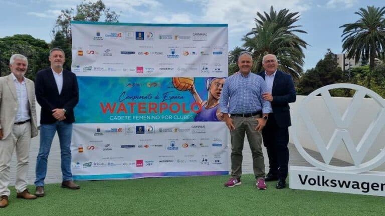 El primer nacional de waterpolo femenino en Canarias cita a más de 200 jugadoras