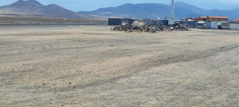 El Cabildo retira un año después los restos de autocaravanas quemadas en Punta de Jandía