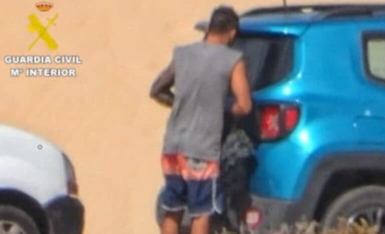 Detienen al autor de múltiples robos en vehículos aparcados en las playas de Corralejo