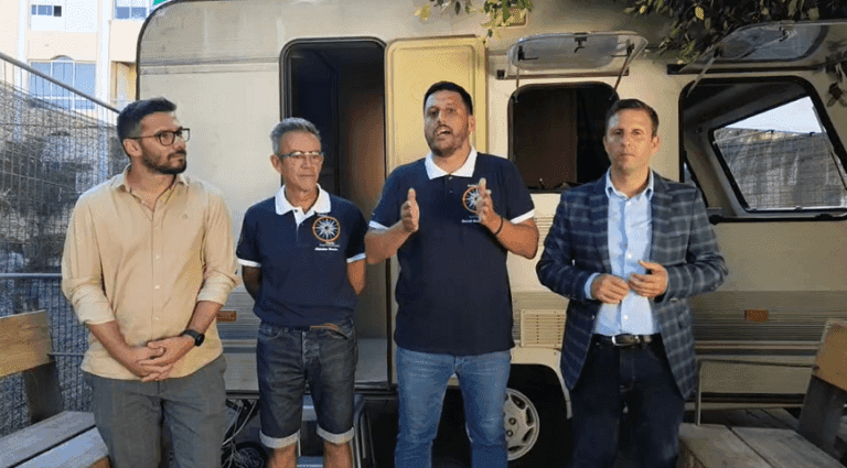 Sur FM estrena un original estudio de radio sobre ruedas