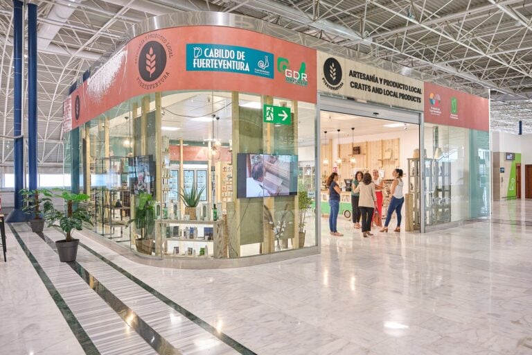 Casi un millar de personas han comprado producto majorero en la tienda del Aeropuerto
