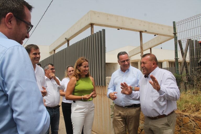 Antigua reclama al consejero Poli Suárez mantener el transporte escolar de El Castillo a Triquivijate