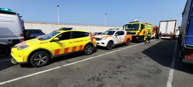 Bomberos y Protección Civil de La Oliva colaboran en la extinción del incendio de Tenerife