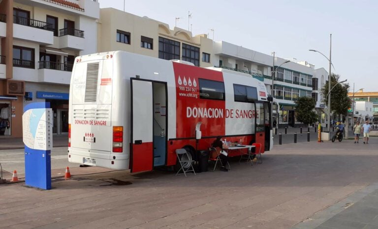 Campaña de donación de sangre en la Avenida Nuestra Señora del Carmen de Corralejo