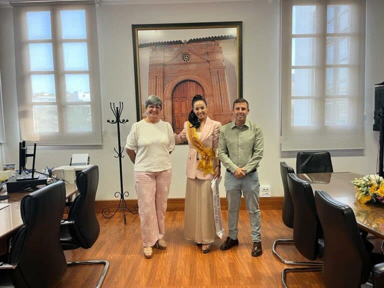 Pájara recibe a Teresa Alfonso Pérez, ganadora del certamen Universal Woman of the Year