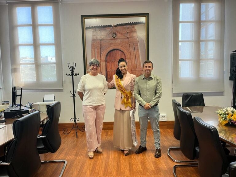 Pájara recibe a Teresa Alfonso Pérez, ganadora del certamen Universal Woman of the Year