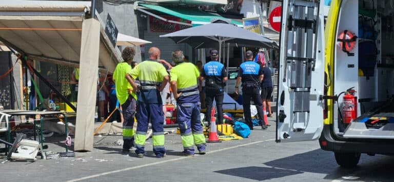 Varios heridos al empotrarse un coche contra una terraza de un bar en Corralejo