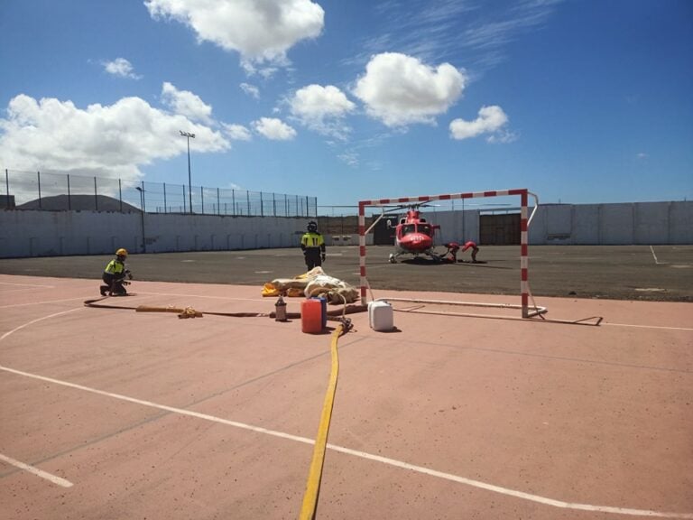Fuerteventura recibe el material necesario para trasladar la embarcación accidentada de Lobos