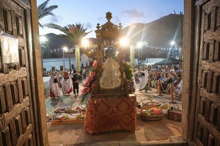 Miles de peregrinos se congregan en torno a la Virgen de La Peña en la tradicional Romería-Ofrenda