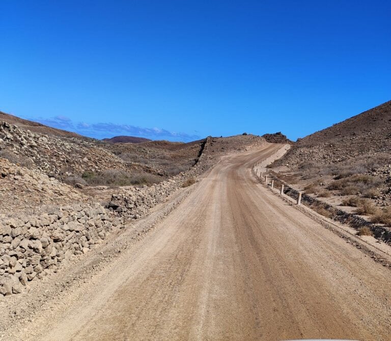 La Oliva intensifica la rehabilitación de vías rurales tras el Slalom de tierra en Corralejo
