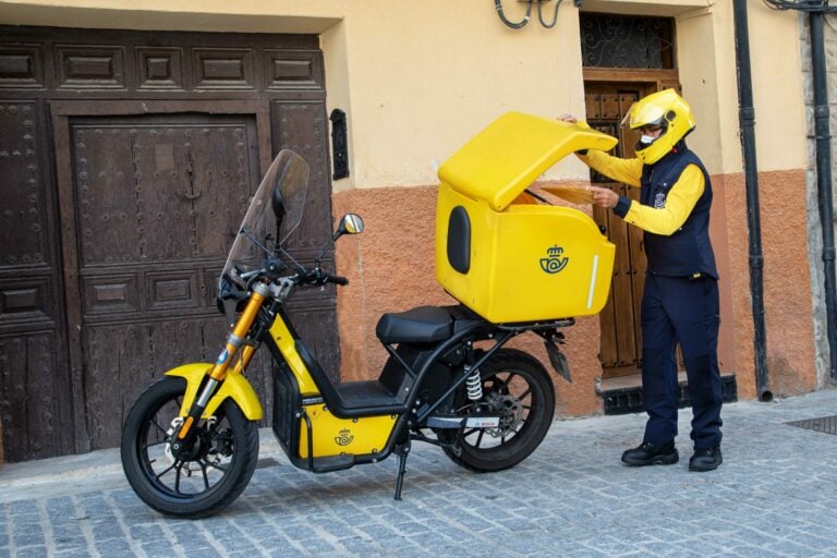 Correos estrena moto eléctrica en Fuerteventura