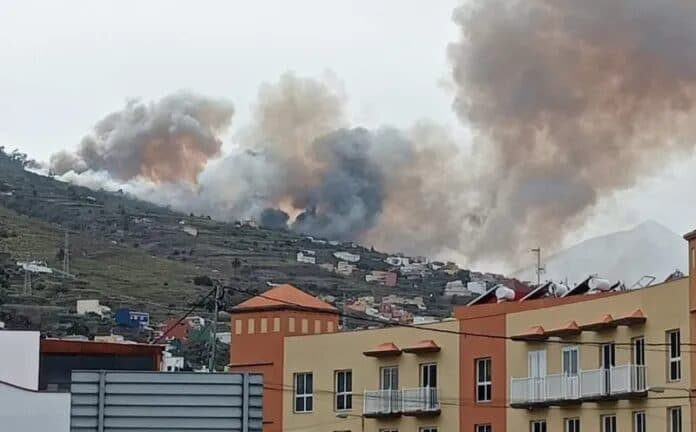 Nueve medios aéreos intervendrán para atacar el incendio forestal de Tenerife
