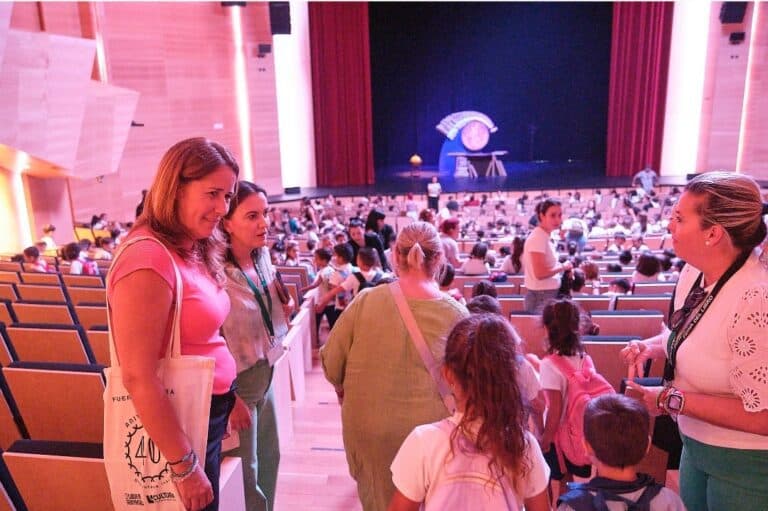 Más de un millar de escolares visitan la Feria del Libro