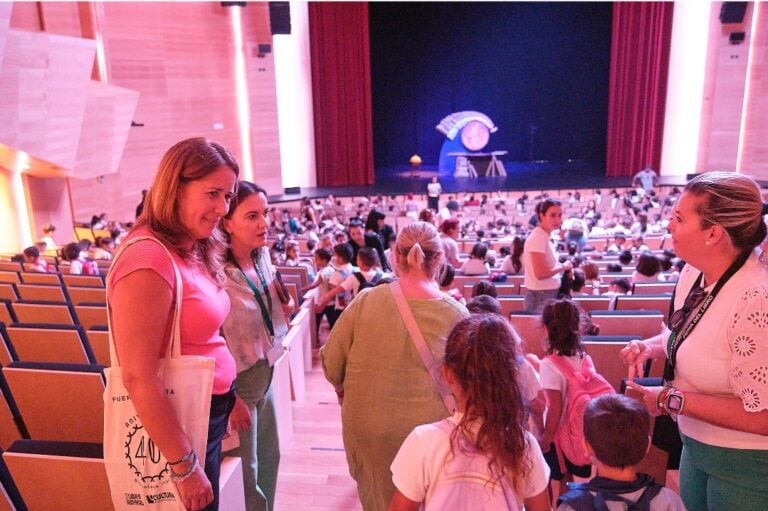 Más de un millar de escolares visitan la Feria del Libro