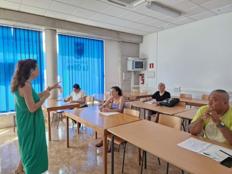 La Oliva impulsa la inserción socio laboral con una actividad grupal pionera