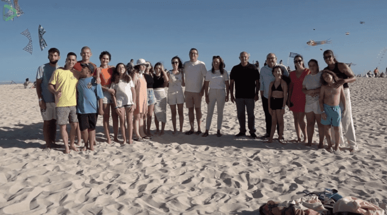 Niños y niñas de Pequeño Valiente disfrutan del Festival de Cometas de Corralejo