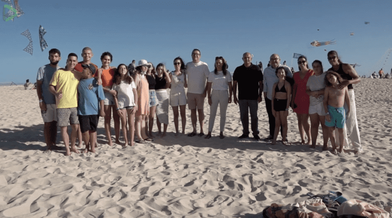 Niños y niñas de Pequeño Valiente disfrutan del Festival de Cometas de Corralejo