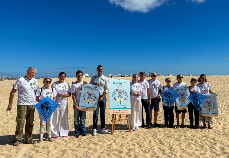 El 36 Festival de Cometas vuelve a llenar de color el cielo de Corralejo