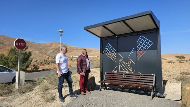 El municipio de Antigua estrena Marquesinas en paradas escolares y de Taxis