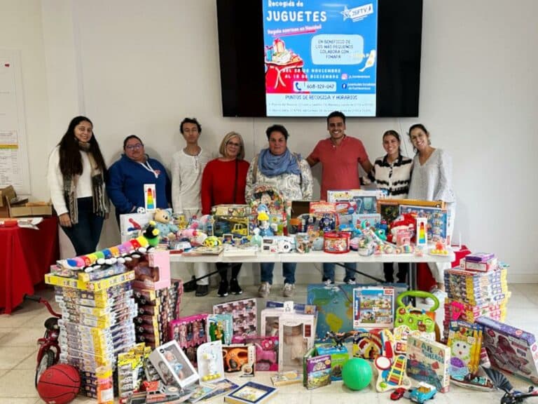 Jueventudes Socialistas de Fuerteventura y FIMAPA reparten cientos de juguetes en los centros escolares